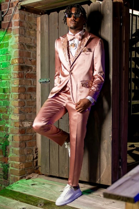 Ken Charming Nude Pink Peaked Lapel Three Pieces Prom Suits With Beading