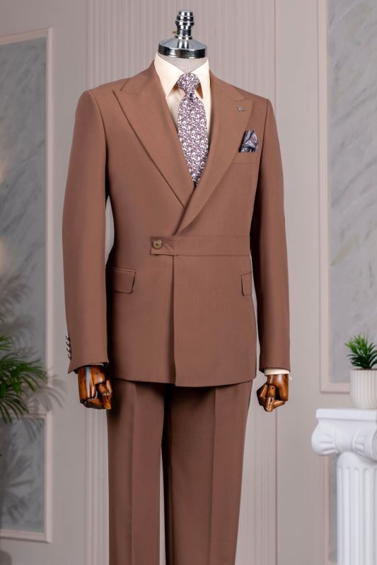 Raymond Fashion Caramel Peaked Lapel One Button Prom Suits With Sash
