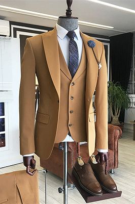 Julien Gold Brown Fashion Peaked Lapel Men Suits with Three Pieces_1