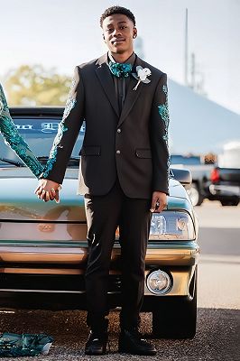 Colbert Stylish Black Notched Lapel Prom Suits With Appliques