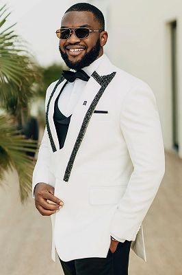 Harris Gentle White Three Pieces Wedding Suits With Beading Lapel_2