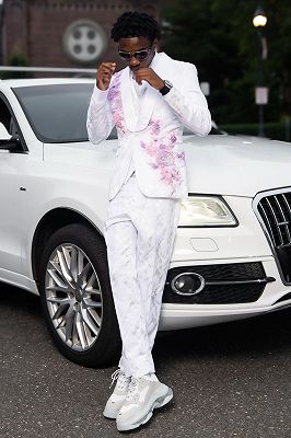 Ulysses White Jacquard Shawl Lapel Three Pieces Prom Suits With Pink Appliques_2