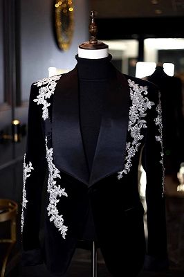Lynn Stylish Black Velvet Shawl Lapel Prom Suits With Appliques
