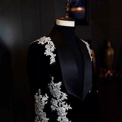 Lynn Stylish Black Velvet Shawl Lapel Prom Suits With Appliques_3